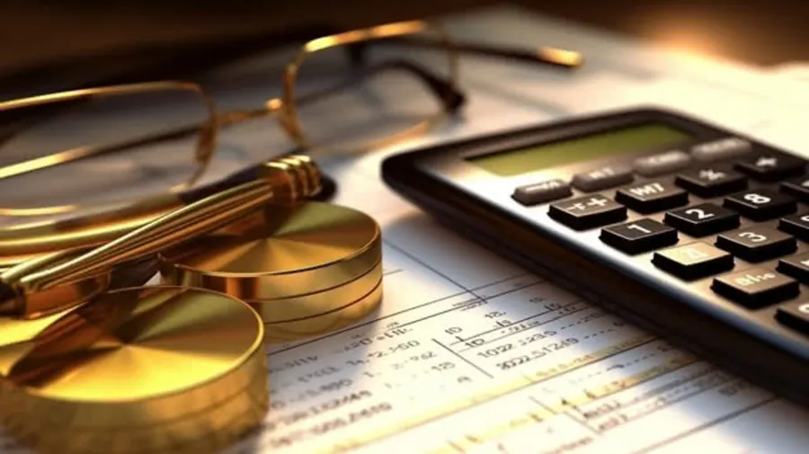 Mesa de trabalho com documentos contábeis para análise fiscal